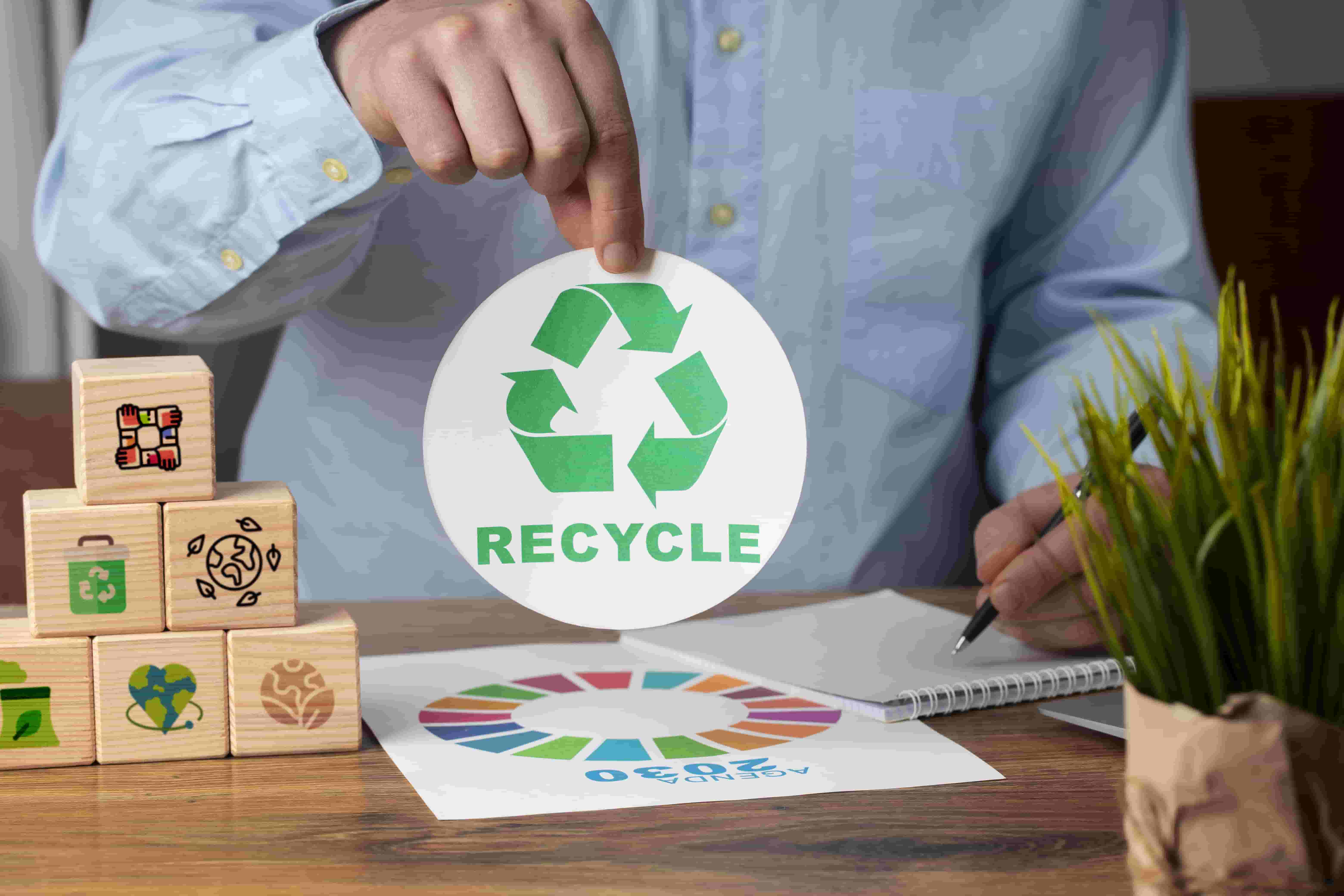 Mão segurando papel logo de reciclagem circular